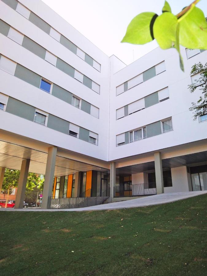 Alojamientos Universitarios Resa Hipatia Terrassa Extérieur photo
