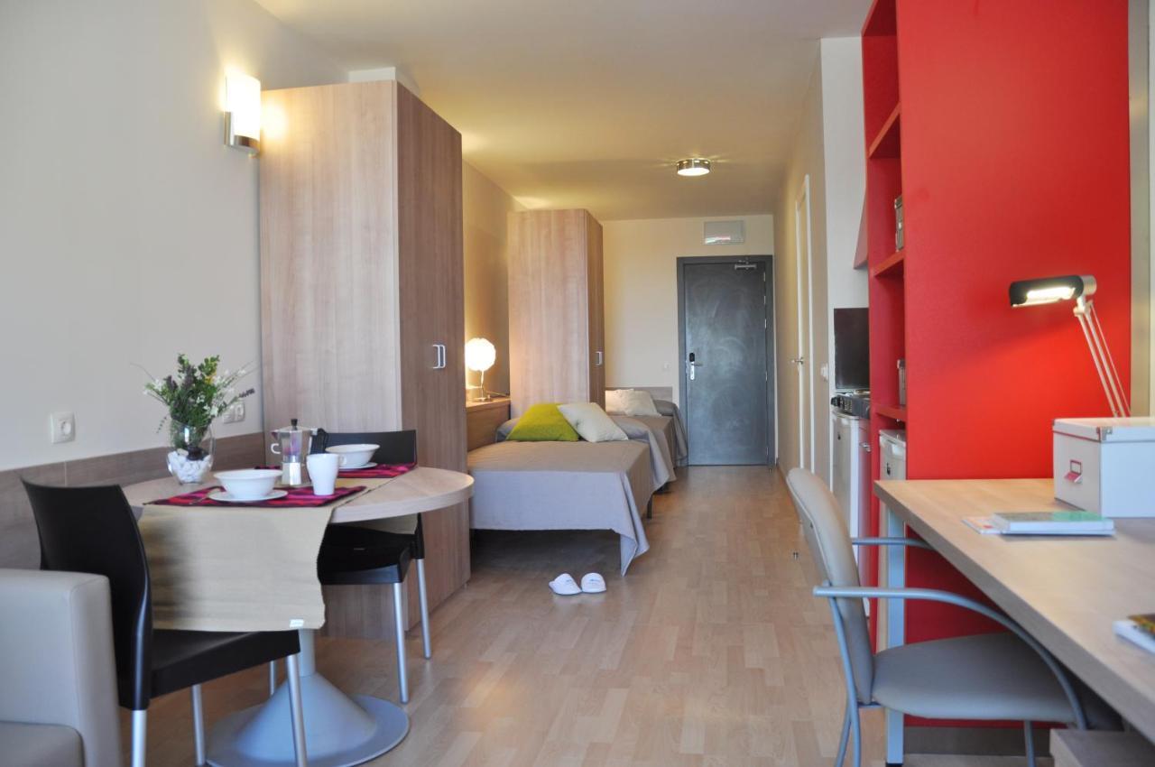 Alojamientos Universitarios Resa Hipatia Terrassa Extérieur photo