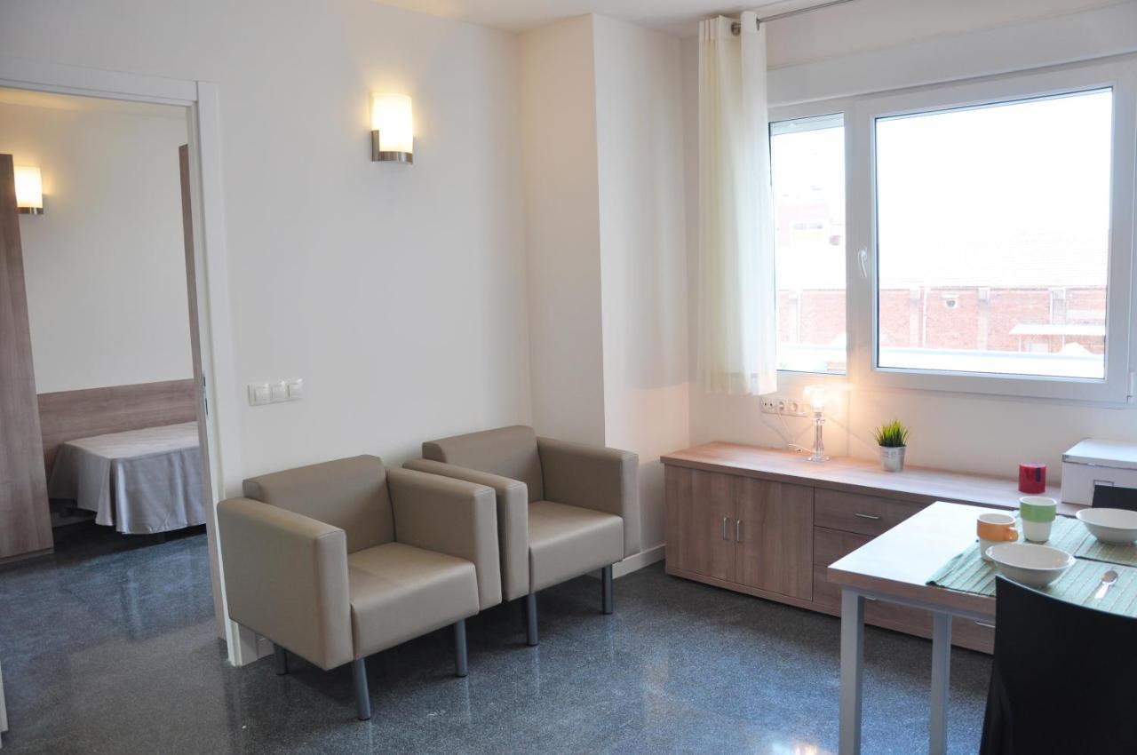 Alojamientos Universitarios Resa Hipatia Terrassa Extérieur photo
