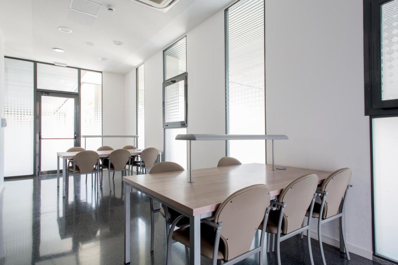 Alojamientos Universitarios Resa Hipatia Terrassa Extérieur photo